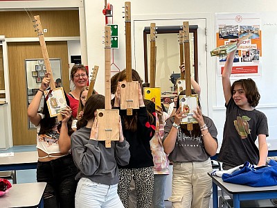 Ook in 2023 weer een workshop sigarenkist gitaar maken voor 32 leerlingen van College de Populier in Den Haag.